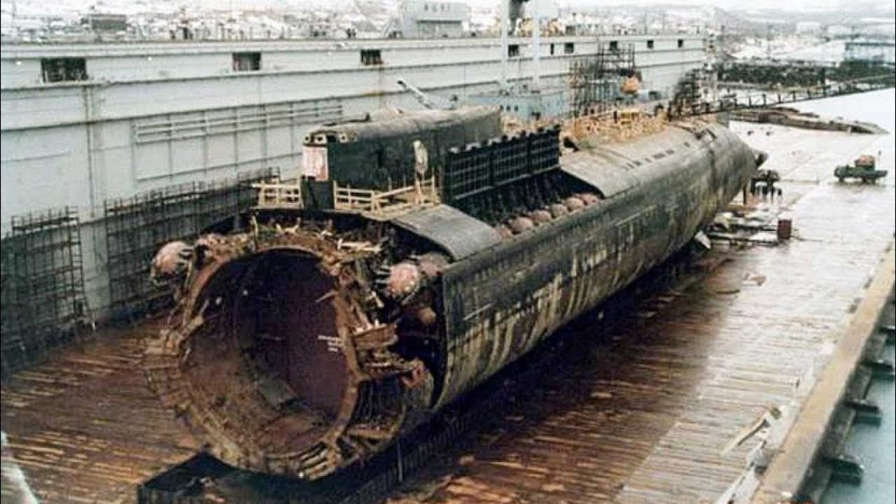 Курск: Субмарина в мутной воде