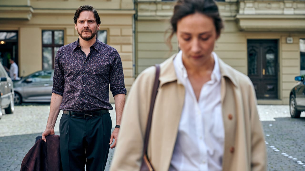 По соседству