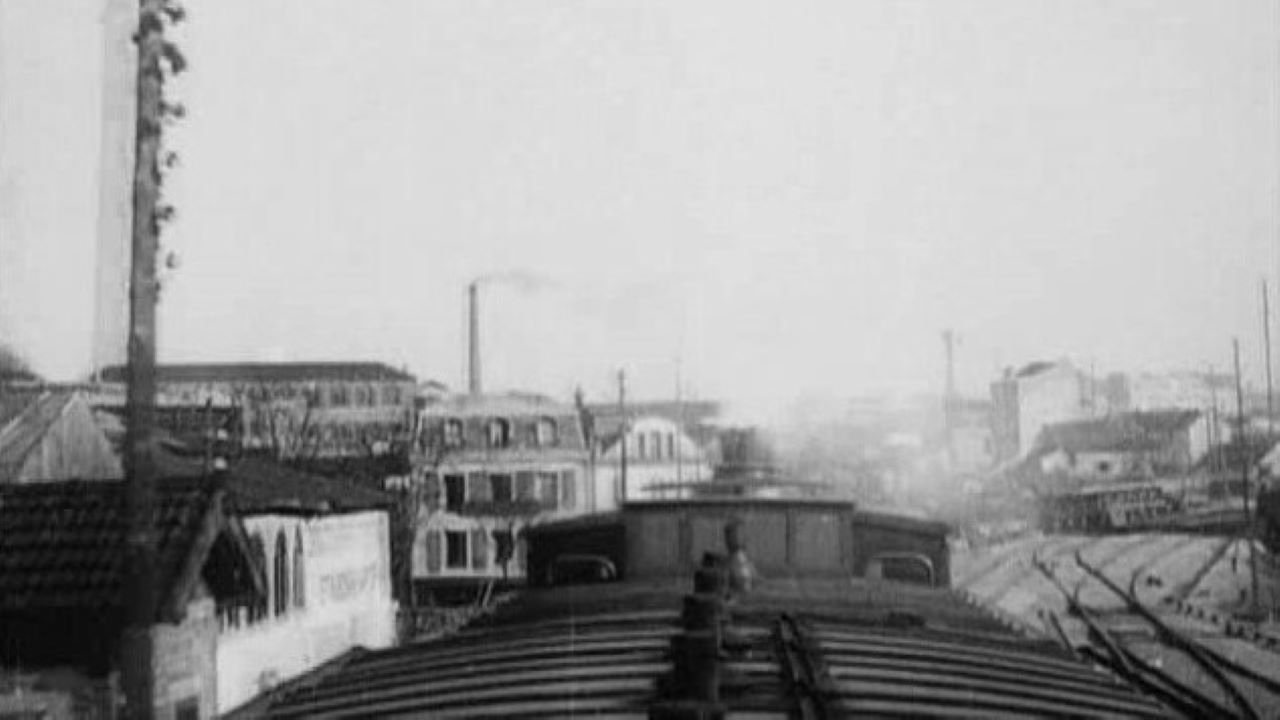 Панорама с крыши движущегося поезда