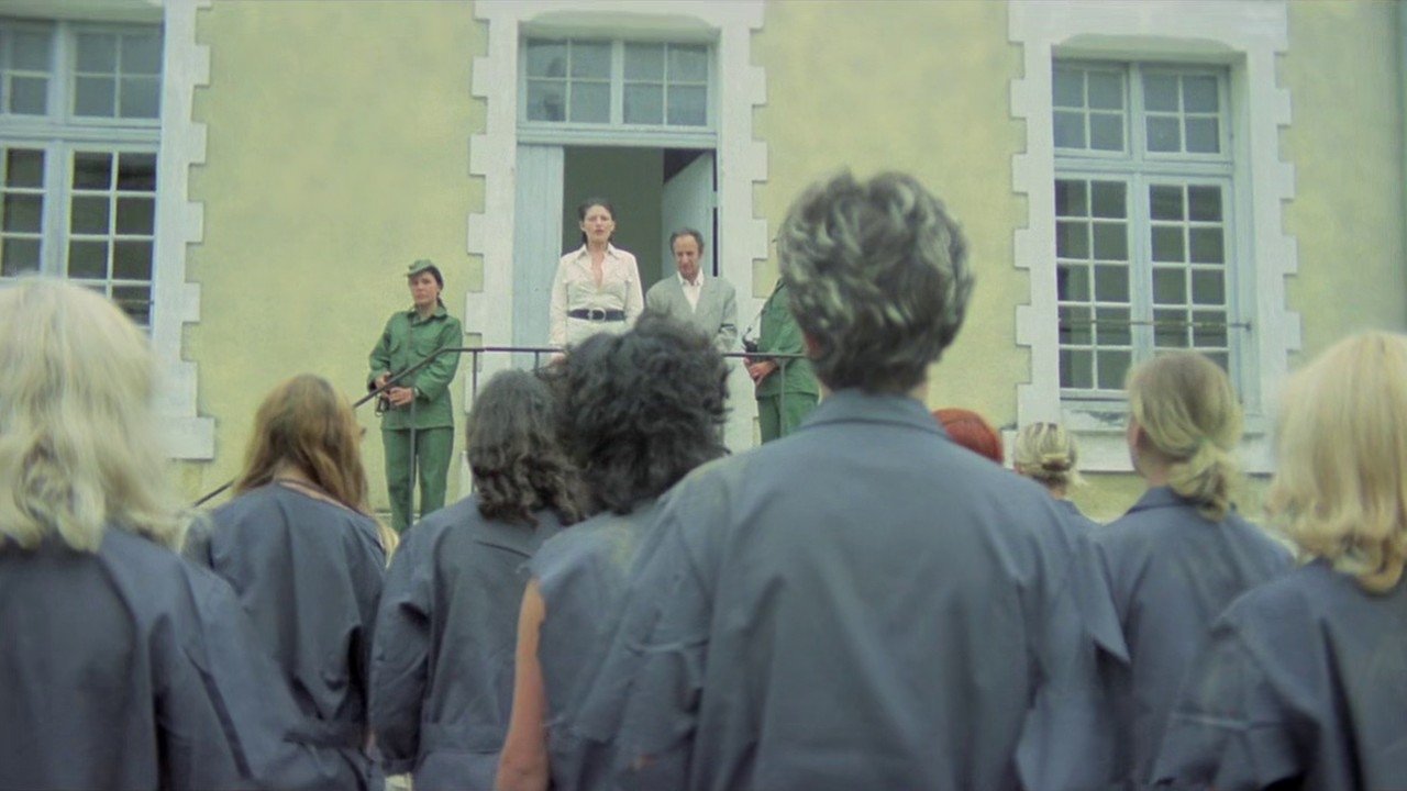 Куклы за колючей проволокой